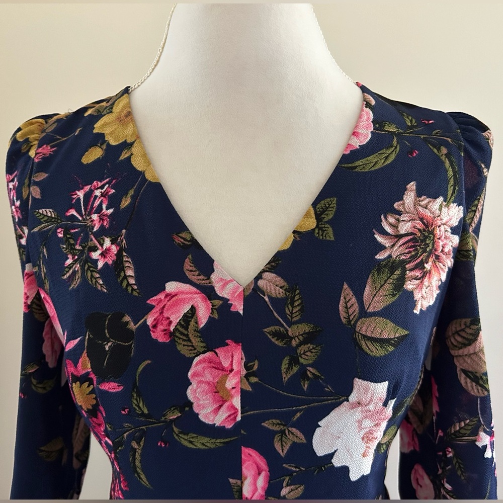 🌸BEAUTIFUL Navy Dress w/Flower Print - Picture 3 of 6
